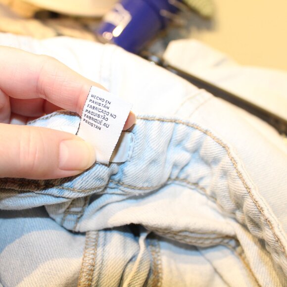 Forever 21 Premium Light Wash Relaxed Fit Jean - Size 29 - Picture 9 of 11